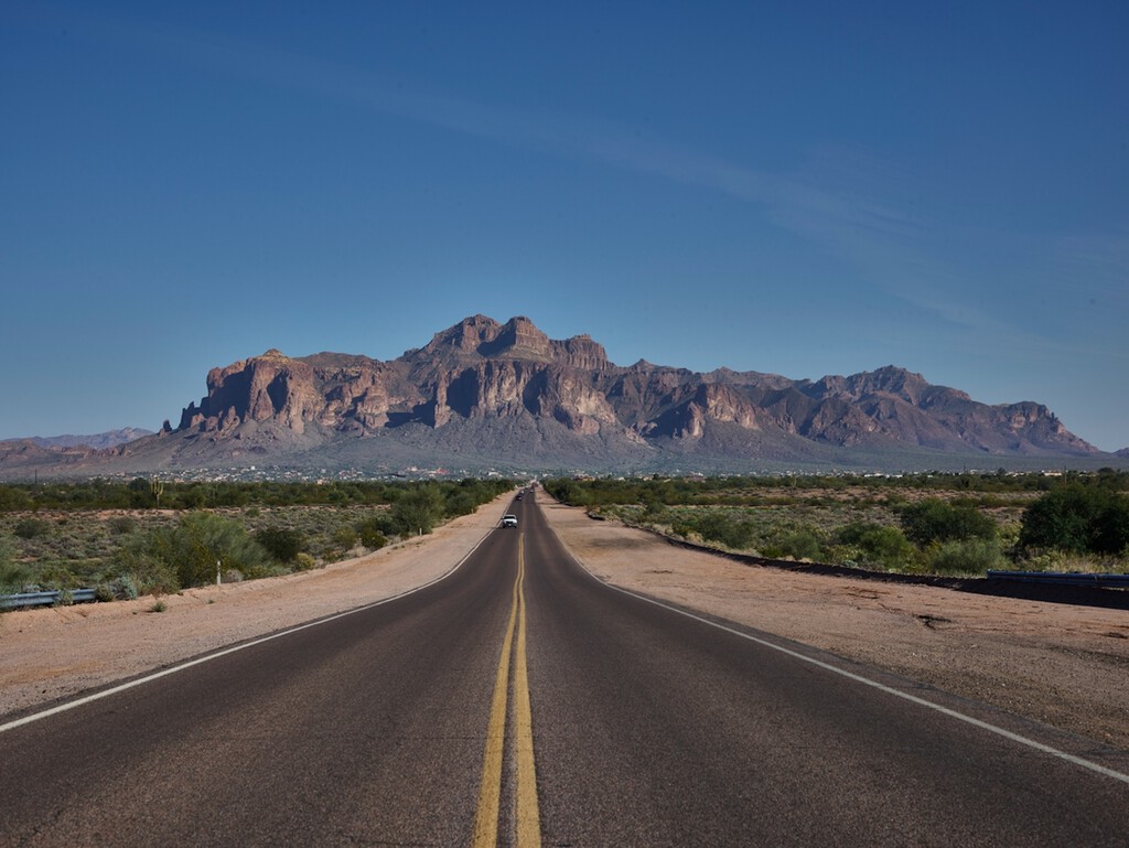En 2020, Phoenix cubrió 58 km de carretera para combatir el calor. El asfalto bajó 7 ºC, pero nadie se acordó de los peatones