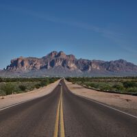 En 2020, Phoenix cubrió 58 km de carretera para combatir el calor. El asfalto bajó 7 ºC, pero nadie se acordó de los peatones