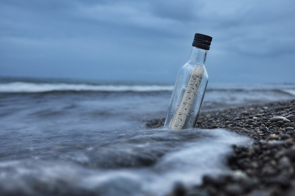 En 2026 todavía hay gente lanzando al mar mensajes en una botella. Un hombre no para de encontrarlas en el Caribe