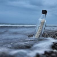 En 2026 todavía hay gente lanzando al mar mensajes en una botella. Un hombre no para de encontrarlas en el Caribe 