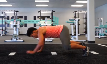 Bear crawl: aprende a desplazarte como un oso para trabajar todo el cuerpo sin material