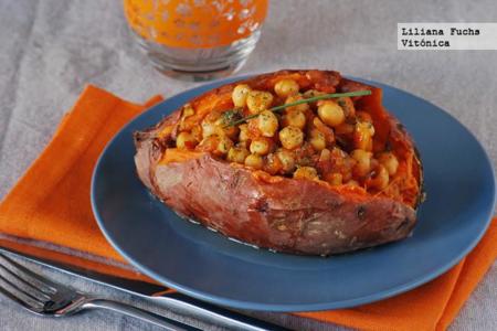 Boniato asado relleno de garbanzos con tomate