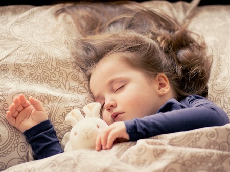 Mejores notas y menos problemas de comportamiento: algunas ventajas de que los niños duerman siesta