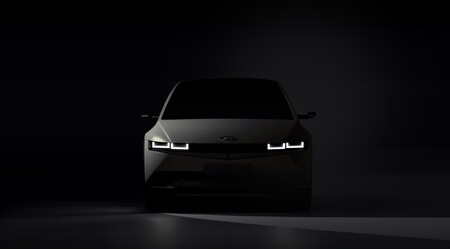 El SUV eléctrico Hyundai IONIQ 5 se deja ver por primera vez antes de su presentación: se vestirá de gala en febrero