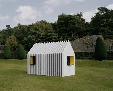 Una pequeña cabaña camaleónica y de papel diseñada por White Arkitekter