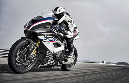 Hola, Ducati Superleggera: BMW podría estar trabajando en una nueva HP4 RACE con chasis y basculante de fibra de carbono