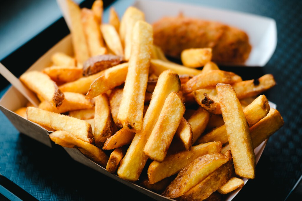 Los cocineros coinciden: para que las patatas fritas queden más crujientes y sean más fáciles de digerir, hay que sumergirlas en agua y vinagre antes de freírlas 