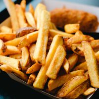 Los cocineros coinciden: para que las patatas fritas queden más crujientes y sean más fáciles de digerir, hay que sumergirlas en agua y vinagre antes de freírlas 