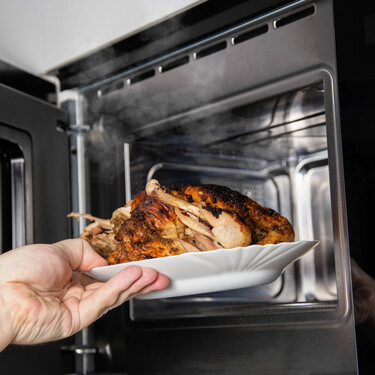 Un tecnólogo de alimentos lo advierte: por qué no es buena idea recalentar el pollo en el microondas 