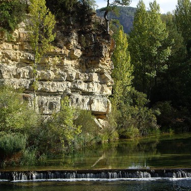 La piscina natural de aguas cristalinas escondida a menos de dos horas de Madrid que tiene un tobogán de piedra