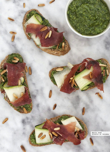 Montaditos de ibérico, calabacín y pesto. Receta fácil para una cena improvisada