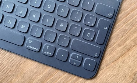 Smart Keyboard Folio のキーはカバーされているので、中に物が入り込むことはありません。