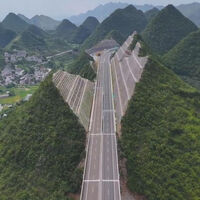 Construir túneles está muy bien, pero China lleva todo a otro nivel: cortar montañas por la mitad 