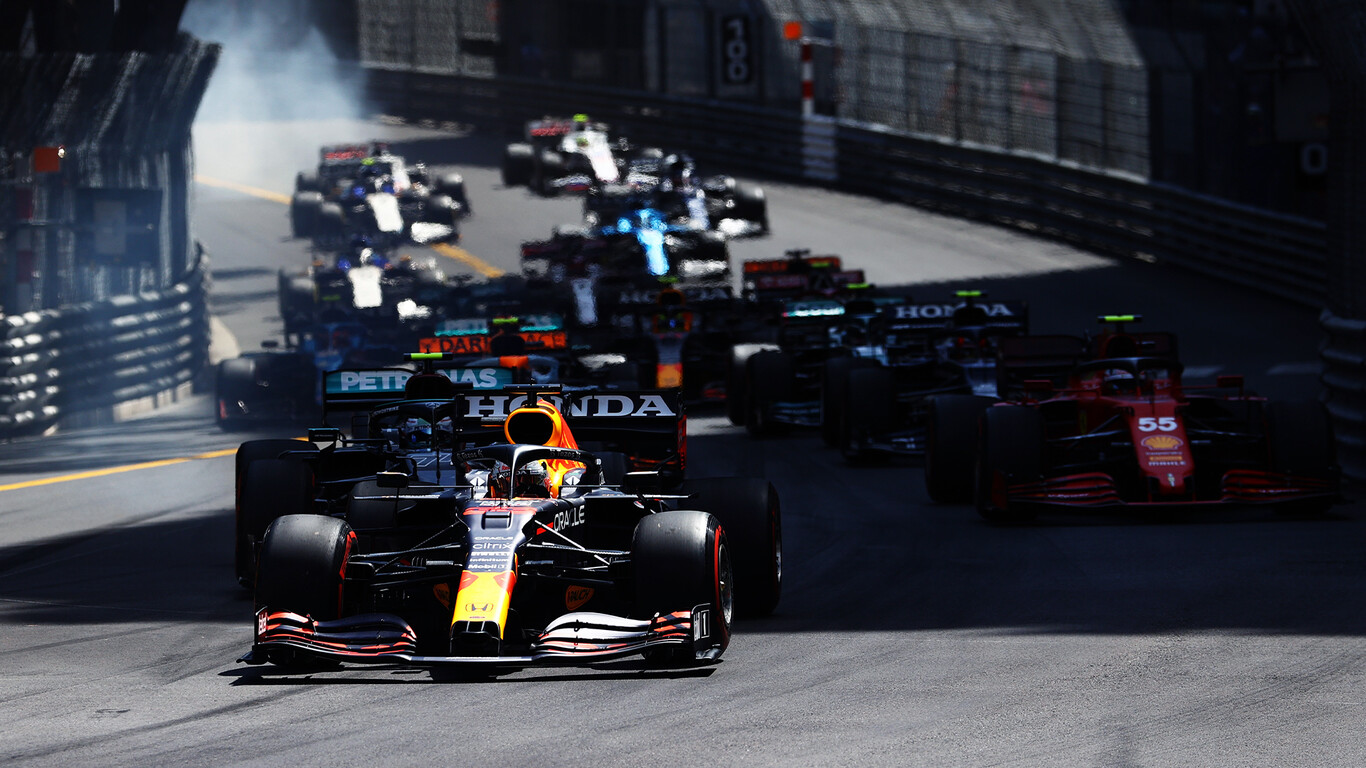 Max Verstappen aprovecha el drama de Ferrari para liderar la Fórmula 1 y Carlos Sainz se sube al podio de Mónaco