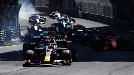 Max Verstappen aprovecha el drama de Ferrari para liderar la Fórmula 1 y Carlos Sainz se sube al podio de Mónaco