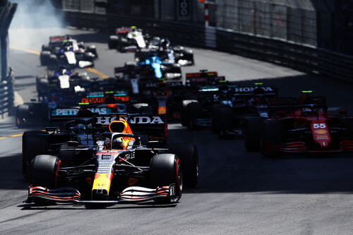 Max Verstappen aprovecha el drama de Ferrari para liderar la Fórmula 1 y Carlos Sainz se sube al podio de Mónaco