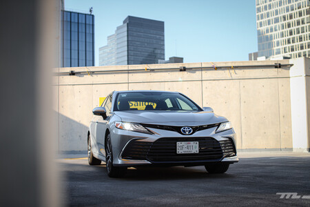 Toyota Camry Hybrid 2021, a prueba: el sedán japonés que apuesta por el comfort y la eficiencia 51 Toyota Camry Hybrid 2021 Prueba De Manejo Opiniones 47