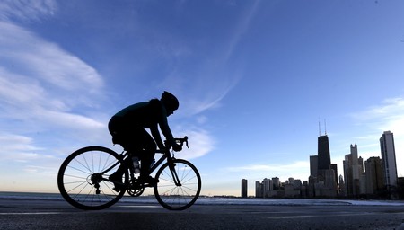 Ni odio ni imprudencias. Te explicamos cómo deben convivir coches, ciclistas y peatones