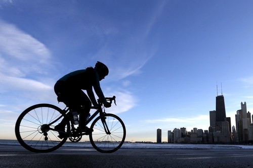 Ni odio ni imprudencias. Te explicamos cómo deben convivir coches, ciclistas y peatones 