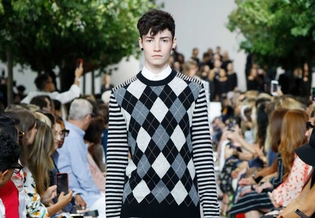 Michael Kors le da un giro al look marinero para su colección de verano 2020 en Nueva York
