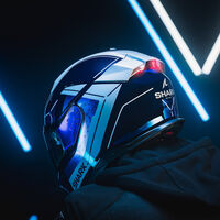 Revolución: Las luces de freno llegan a los cascos. Este es el primer modelo comercial que detecta la velocidad y activa la luz