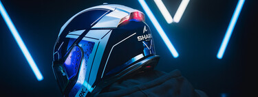 Revolución: Las luces de freno llegan a los cascos. Este es el primer modelo comercial que detecta la velocidad y activa la luz