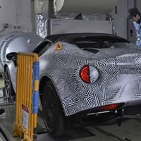 El nuevo motor para coches eléctricos de Yamaha es muy versátil, y por ahora lo están probando en este Alfa Romeo 4C