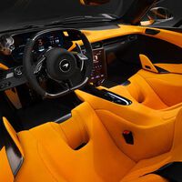 El McLaren W1 es un hiperdeportivo de 2,4 millones con un detalle que probablemente no conocías: el asiento del conductor no se puede ajustar. Y tiene todo el sentido