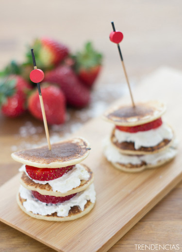 Receta de mini tortitas con fresas y nata en brocheta 