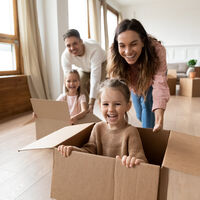 "Mirar con gafas de niño nos ayuda a que nuestro hijo sea feliz y a disfrutar de la crianza", hablamos con el padre y maestro Ares González