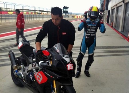 Alex De Angelis vuelve a subirse a una moto tras recuperarse de sus graves lesiones