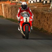 Wayne Rainey ha vuelto a rodar en Goodwood con la Yamaha YZR500 que le hizo campeón y le dejó parapléjico 