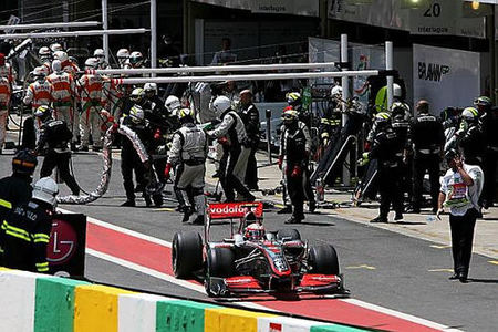 f1_heikki-kovalainen-se-llevo-la-manguera-puesta-en-interlagos.jpg