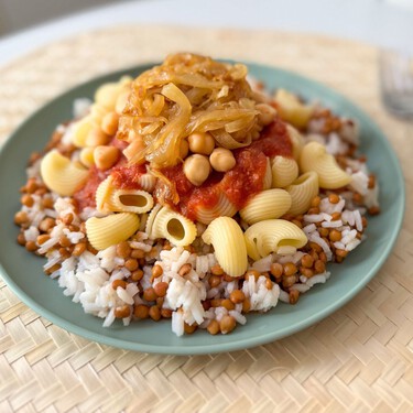 Kushari, el completo plato egipcio con pasta, arroz y legumbres: económico, saciante y rico en proteína vegetal  