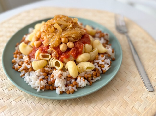 Kushari, el completo plato egipcio con pasta, arroz y legumbres: económico, saciante y rico en proteína vegetal