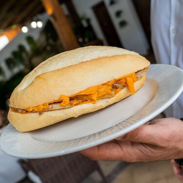 La venta de 100 años de historia en Cádiz por la que todo el mundo se desvía para desayunar uno de sus bocatas de lomo en manteca