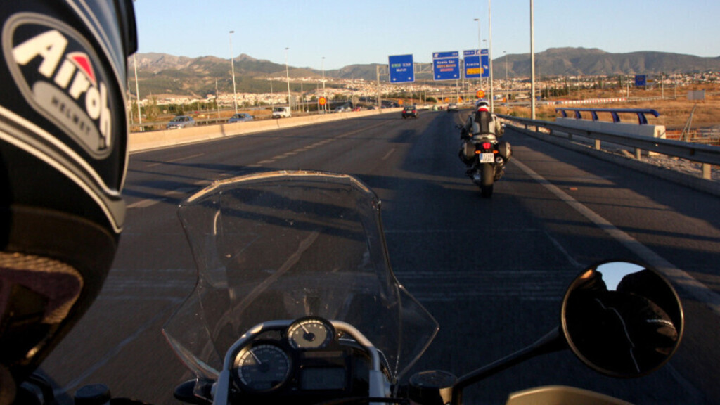 Europa pide bajar el límite de velocidad en autopistas a 110 km/h, teletrabajar y compartir transporte para gastar menos gasolina