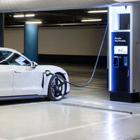  Porsche apuesta todo al verde y extiende su red de carga para coches eléctricos en España con postes de 175 kW