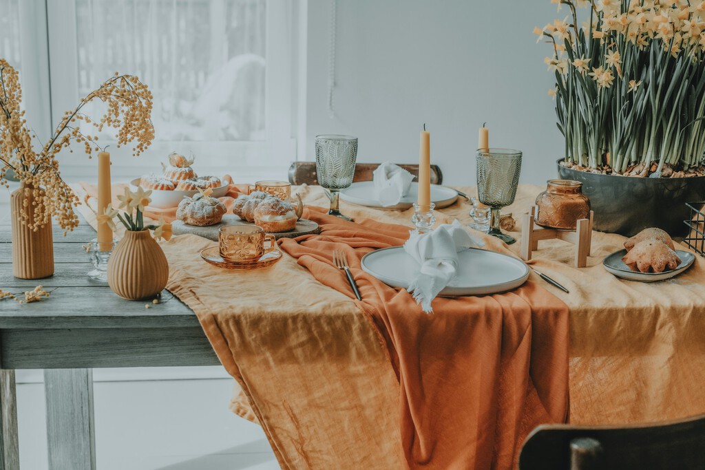 Vestimos con un toque otoñal en nuestra mesa con este bonito mantel de algodón con ribete rojo que además, decora
