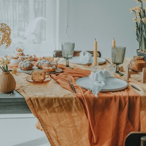 Vestimos con un toque otoñal nuestra mesa con este bonito mantel de algodón con ribete rojo que además, decora
