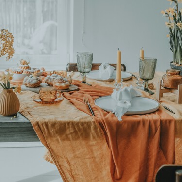 Vestimos con un toque otoñal nuestra mesa con este bonito mantel de algodón con ribete rojo que además, decora