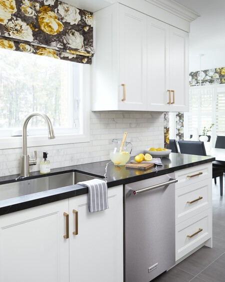 Classic With A Modern Twist In This Black And White Kitchen By Cori Halpern Silestone Eternal M 3