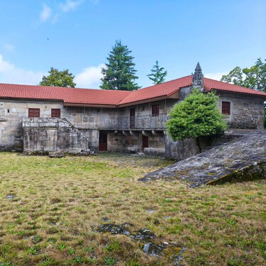 Se vende en Santiago de Compostela un caserón de 748 metros cuadrados, cinco habitaciones e ideal como negocio para turismo rural