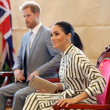 La nueva obsesión de Meghan Markle viene en forma de vestido midi a rayas (¡palabra!)  