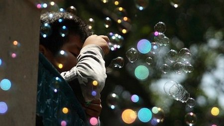 Encantadores de niños en el parque: las pompas de jabón