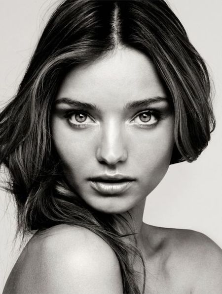 A ver si os enteráis, que las pieles bonitas como la de Miranda Kerr no las regalan en la tómbola