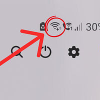 Qué significan las pequeñas flechas en el símbolo del WiFi de tu celular y por qué es útil verlas activadas