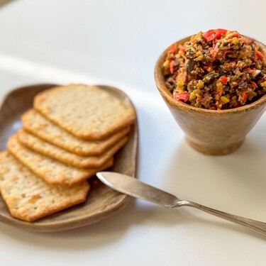 Reinventa el tapenade con este paté mediterráneo de aceitunas de dos colores y alcaparras: fácil, rápido y de sabor increíble