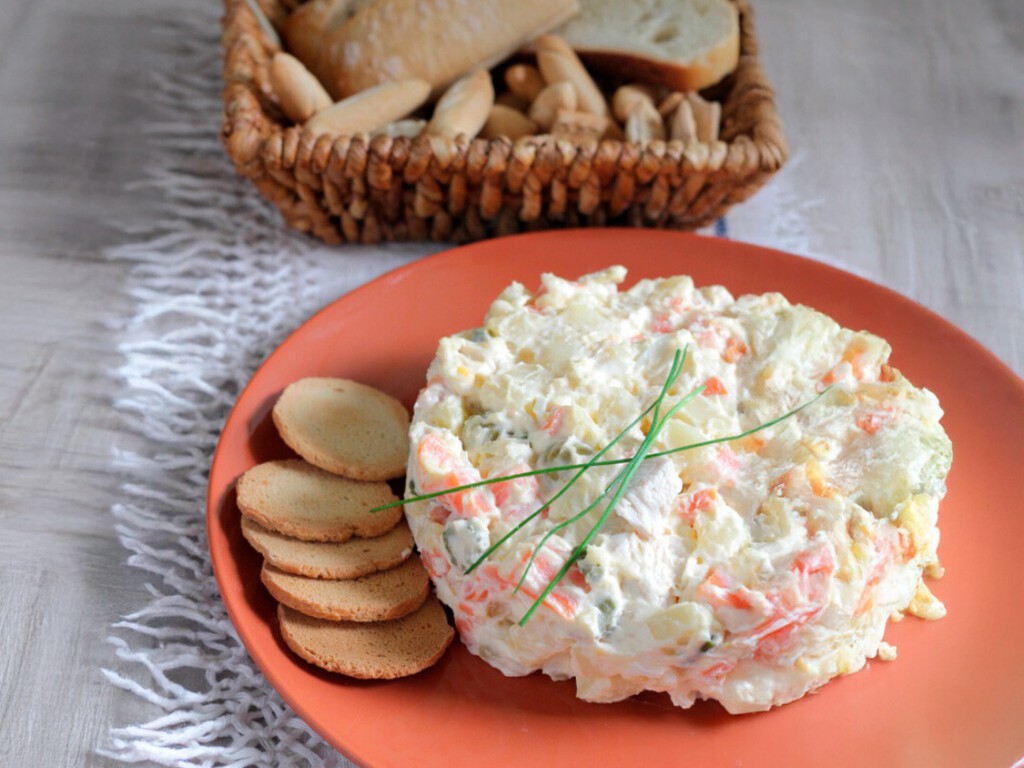 Los chefs vascos coinciden: el error más frecuente al hacer la ensaladilla rusa perfecta está en dejar parte del aceite del atún en la mezcla