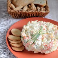 Los chefs vascos coinciden: el error más frecuente al hacer la ensaladilla rusa perfecta está en dejar parte del aceite del atún en la mezcla